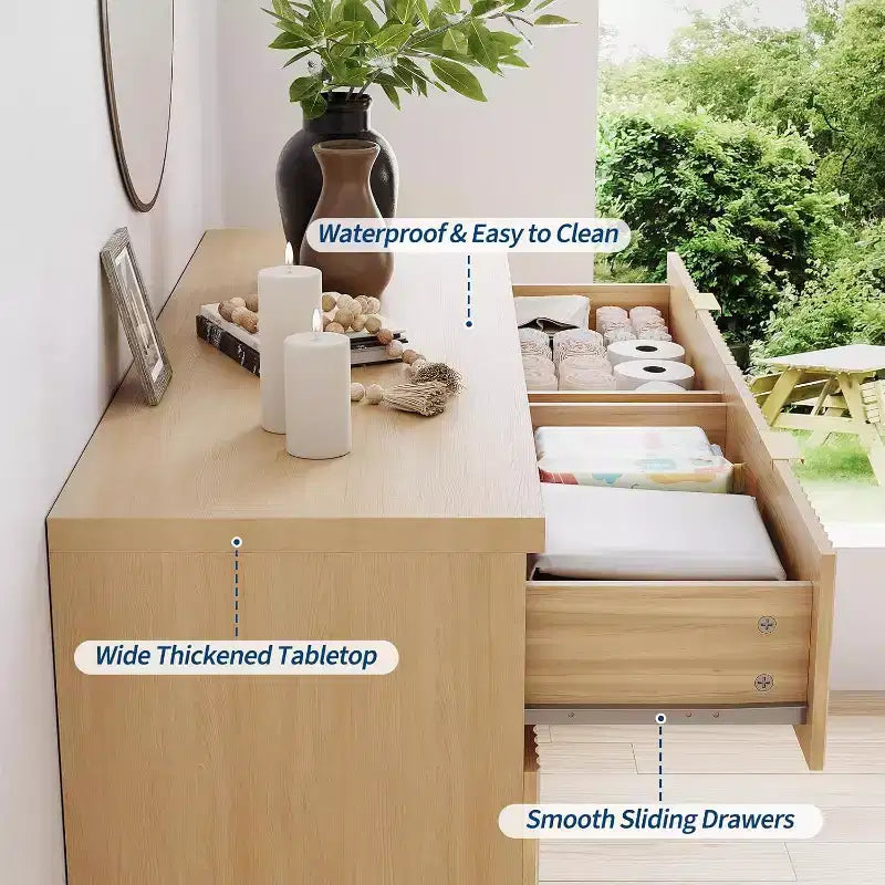 Cassettiera a 6 cassetti con scanalature, profilo curvo in rovere naturale con gambe svasate e maniglie in metallo