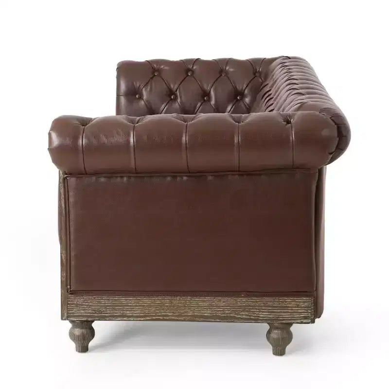 Divano Chesterfield Classico a 3 Posti con Schienale Trapuntato, Rivetti Decorativi, Ecopelle e Gambe in Betulla