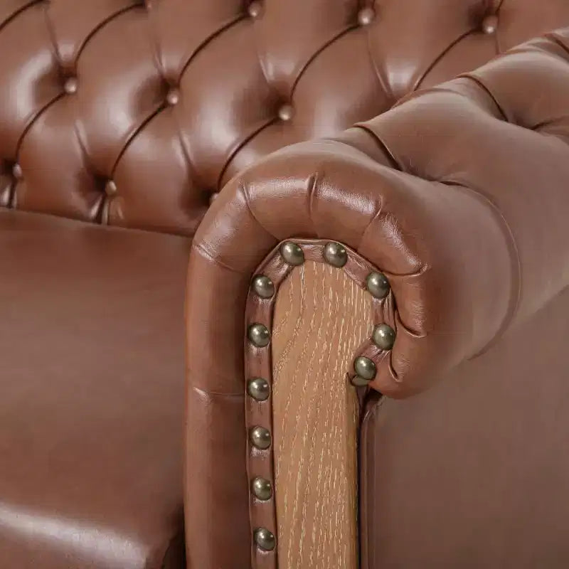 Divano Chesterfield Classico a 3 Posti con Schienale Trapuntato, Rivetti Decorativi, Ecopelle e Gambe in Betulla
