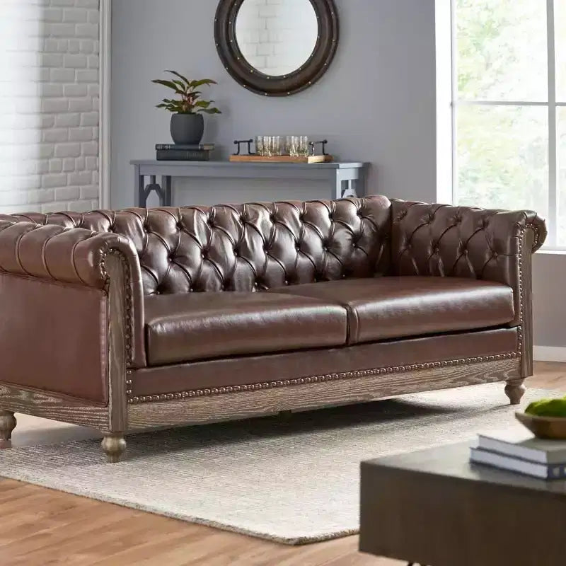 Divano Chesterfield Classico a 3 Posti con Schienale Trapuntato, Rivetti Decorativi, Ecopelle e Gambe in Betulla