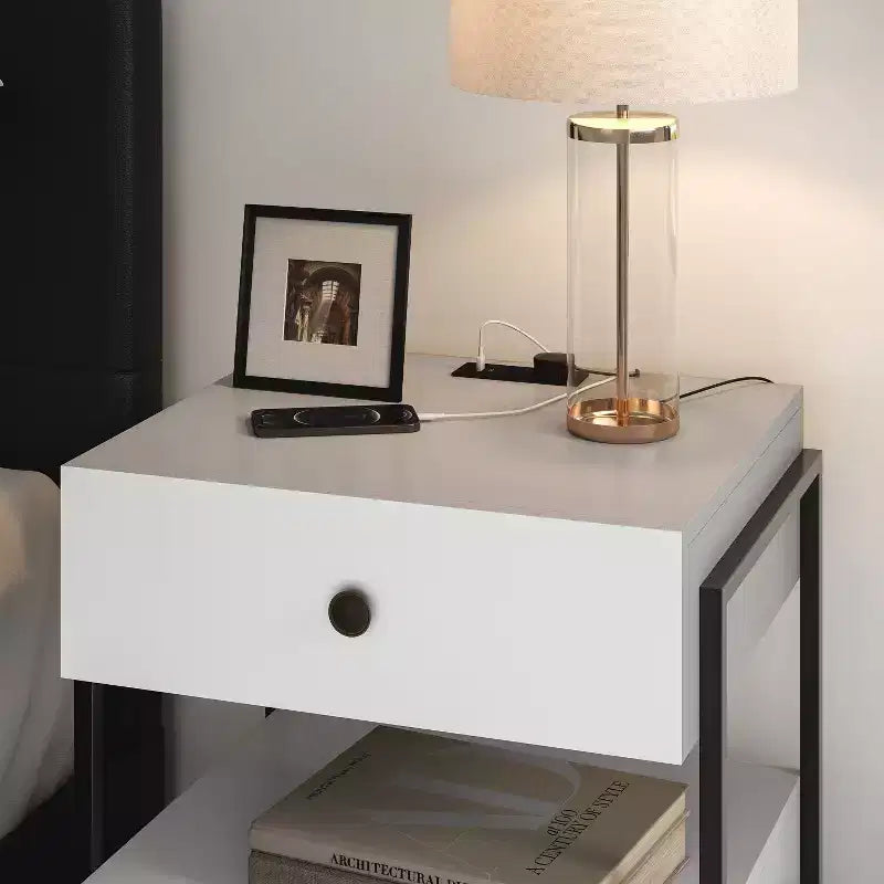 Comodino moderno con stazione di ricarica integrata, porte USB, 2 cassetti e ripiano aperto, nero