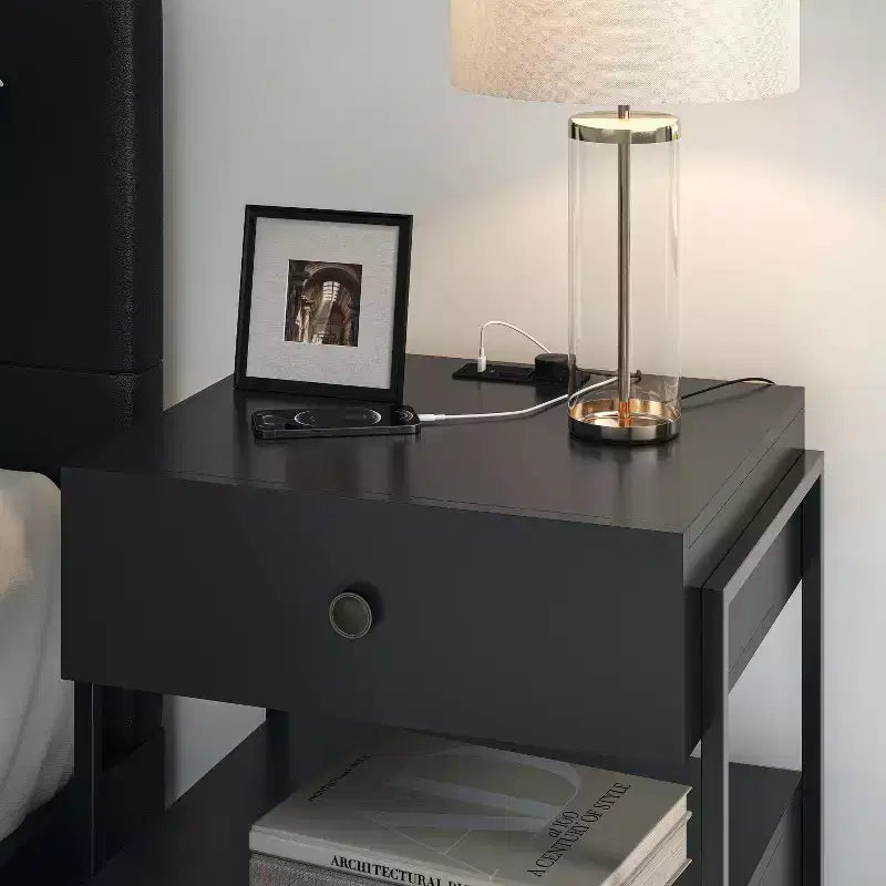 Comodino moderno con stazione di ricarica integrata, porte USB, 2 cassetti e ripiano aperto, nero