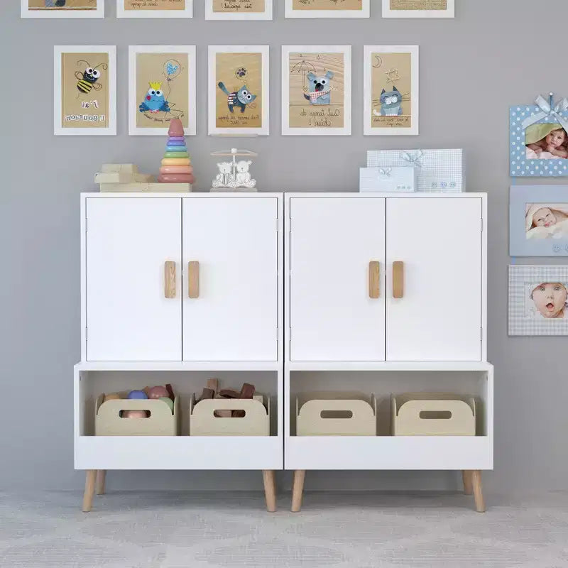 Mobile Contenitore per Giocattoli per Bambini con Ante e Ripiano Aperto, Organizer Moderno in Legno Bianco con Gambe in Legno Naturale, Libreria per Bambini per Sala Giochi