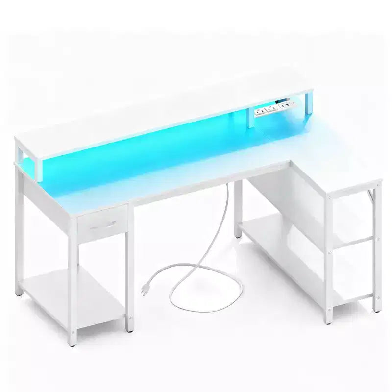 Scrivania gaming a L con luci LED RGB, ricarica USB e Type-C, presa di corrente e supporto per monitor