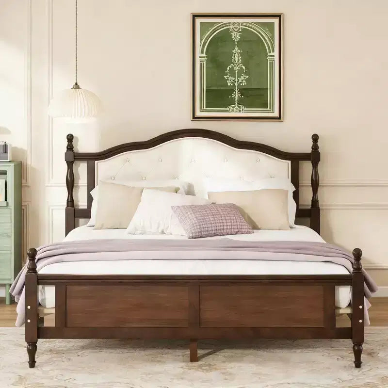 Letto a piattaforma vintage queen size con testiera imbottita, pediera a pannelli e contenitore sotto il letto