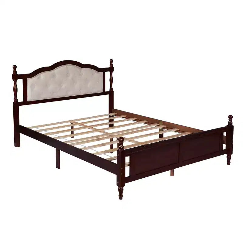 Letto a piattaforma vintage queen size con testiera imbottita, pediera a pannelli e contenitore sotto il letto