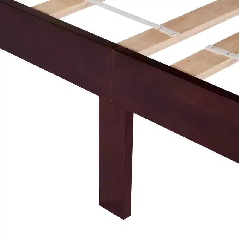 Letto a piattaforma vintage queen size con testiera imbottita, pediera a pannelli e contenitore sotto il letto