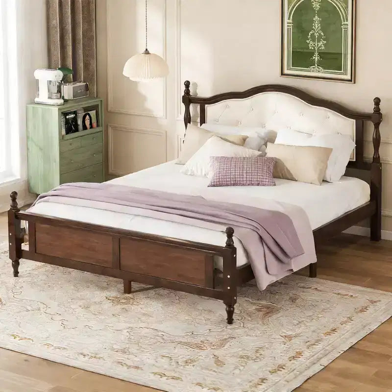 Letto a piattaforma vintage queen size con testiera imbottita, pediera a pannelli e contenitore sotto il letto