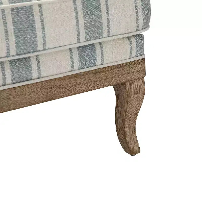 Poltrona rivestita a righe stile rustico con braccioli e gambe in legno massiccio, capacità 113 kg